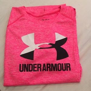 Short sleeve pink under armor t-shirt😸